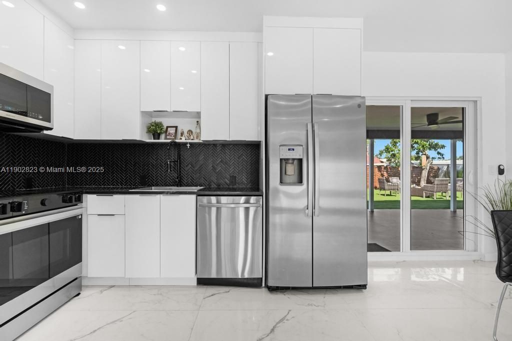 For Sale: $615,000 (4 beds, 3 baths, 1290 Square Feet)