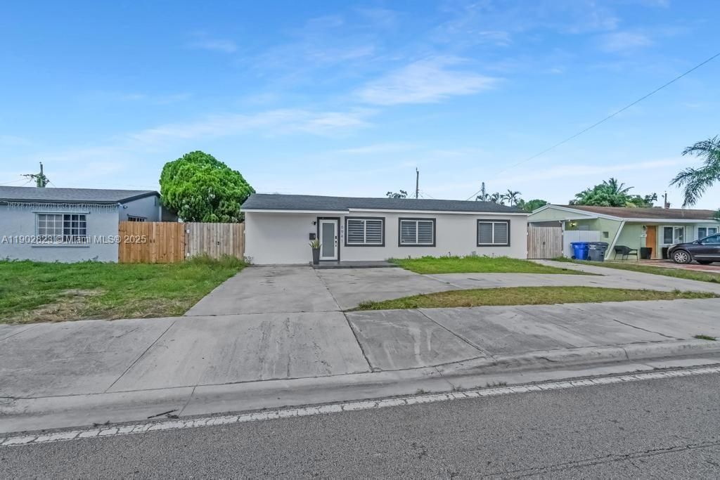 For Sale: $615,000 (4 beds, 3 baths, 1290 Square Feet)