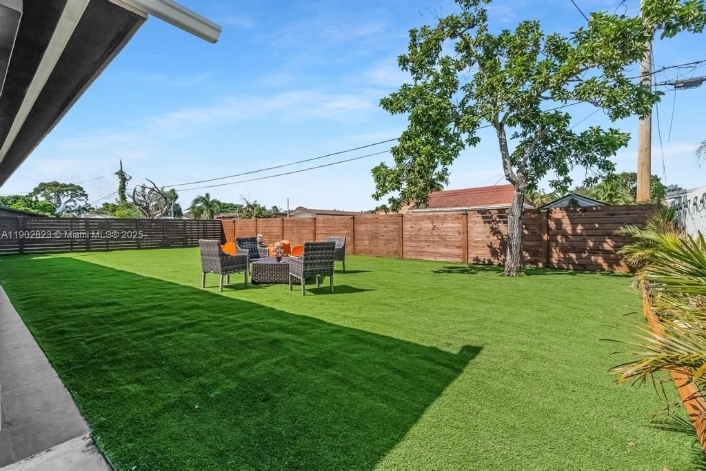 For Sale: $615,000 (4 beds, 3 baths, 1290 Square Feet)