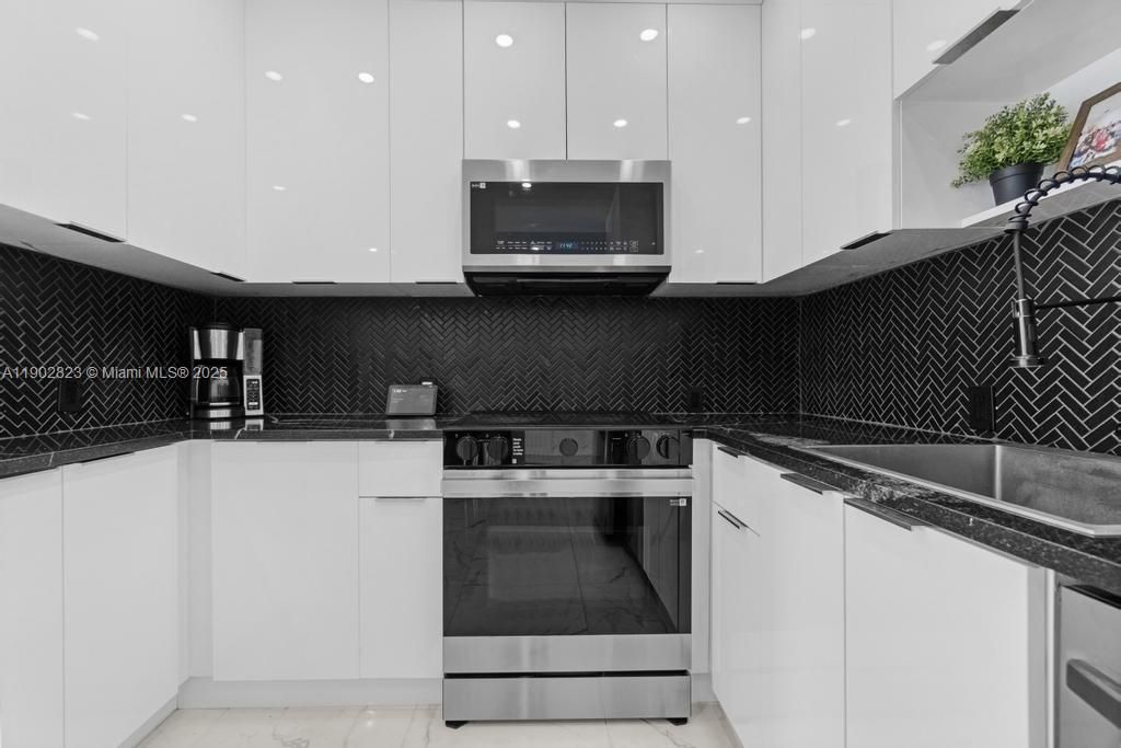 For Sale: $615,000 (4 beds, 3 baths, 1290 Square Feet)