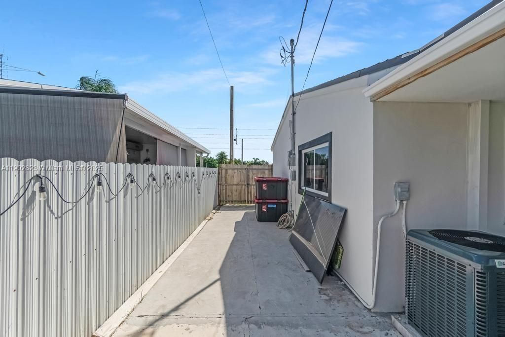 For Sale: $615,000 (4 beds, 3 baths, 1290 Square Feet)