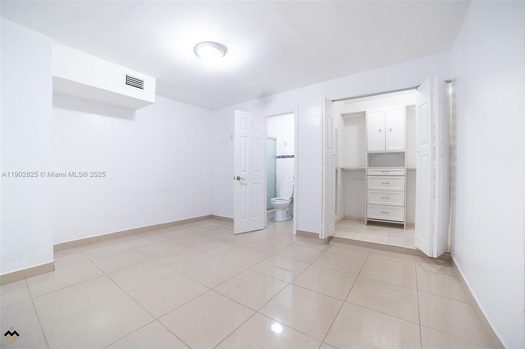 Active With Contract: $3,500 (3 beds, 3 baths, 1650 Square Feet)