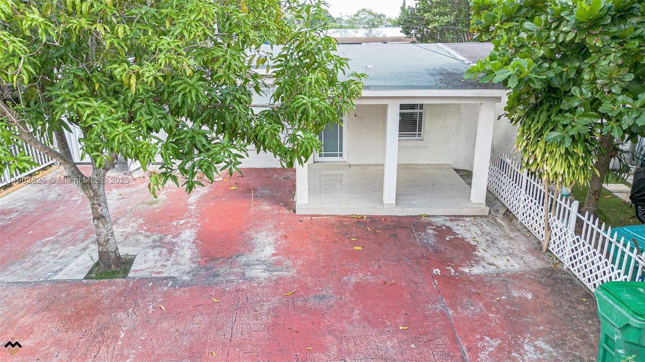 Active With Contract: $3,500 (3 beds, 3 baths, 1650 Square Feet)