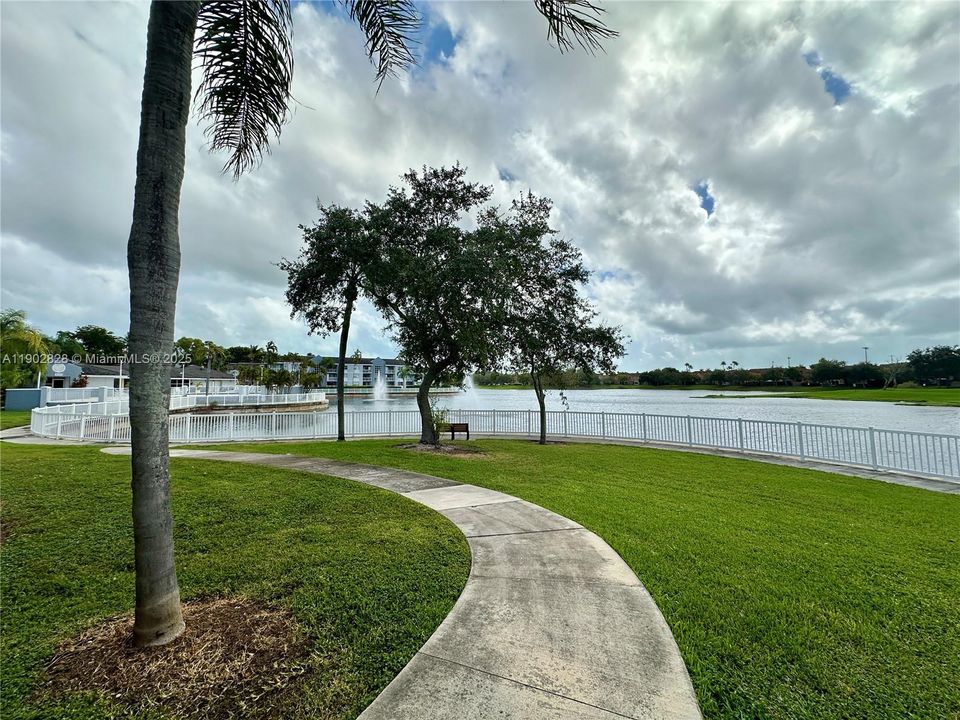 合同活跃: $239,900 (2 贝兹, 2 浴室, 1113 平方英尺)