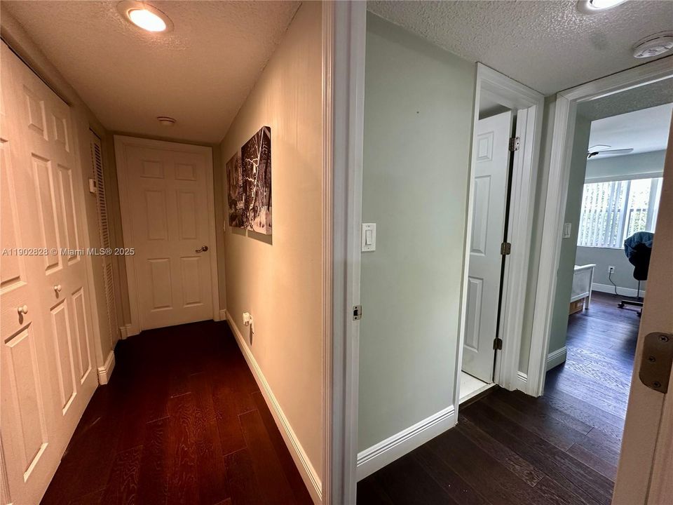 合同活跃: $239,900 (2 贝兹, 2 浴室, 1113 平方英尺)