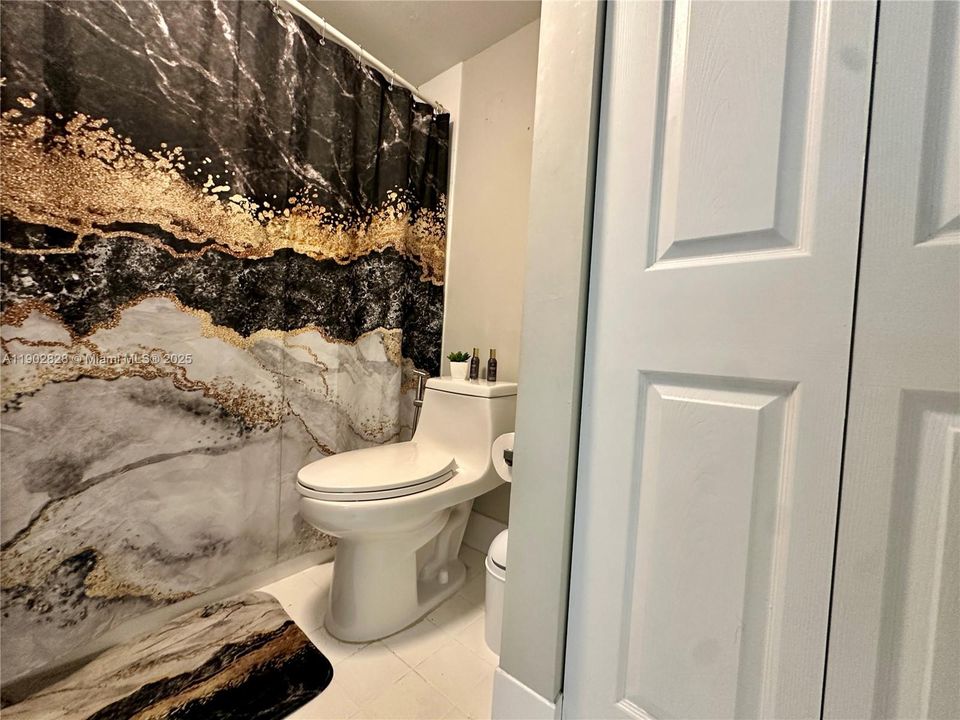 合同活跃: $239,900 (2 贝兹, 2 浴室, 1113 平方英尺)