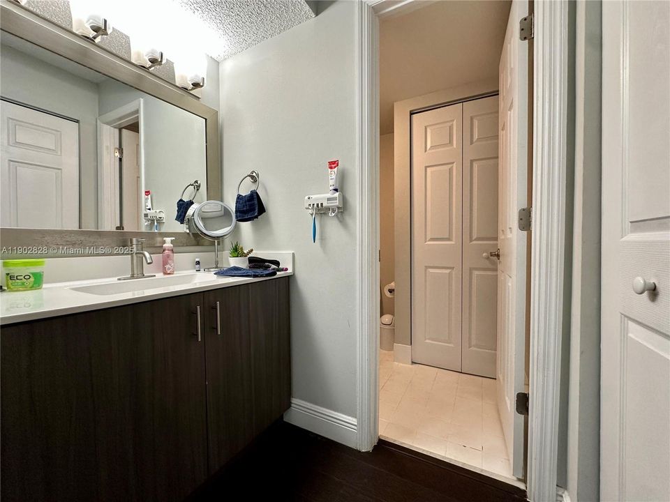 合同活跃: $239,900 (2 贝兹, 2 浴室, 1113 平方英尺)