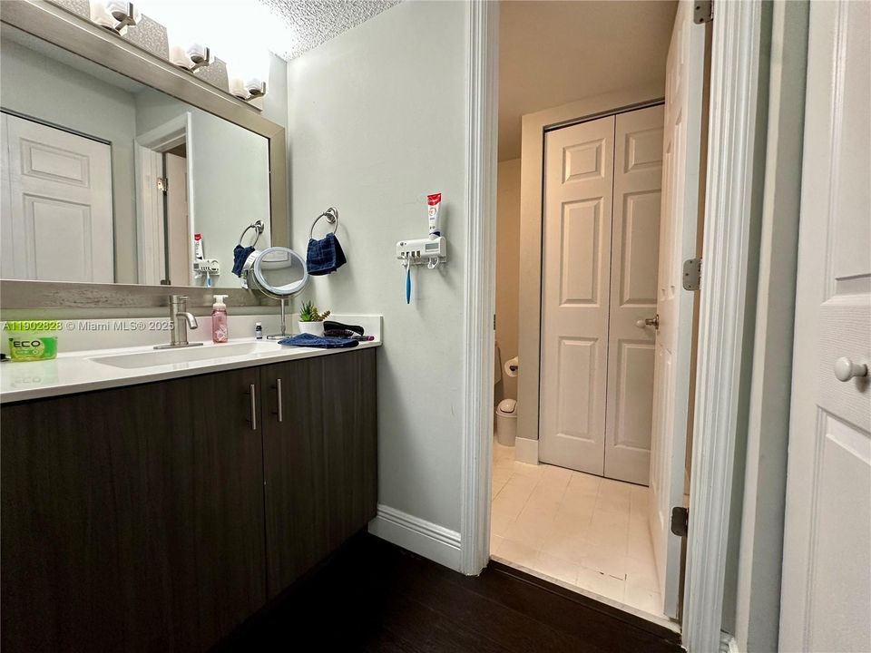 合同活跃: $239,900 (2 贝兹, 2 浴室, 1113 平方英尺)