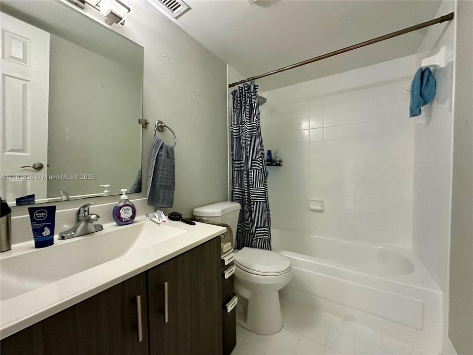 合同活跃: $239,900 (2 贝兹, 2 浴室, 1113 平方英尺)