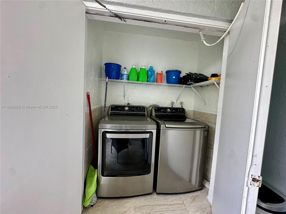 合同活跃: $239,900 (2 贝兹, 2 浴室, 1113 平方英尺)