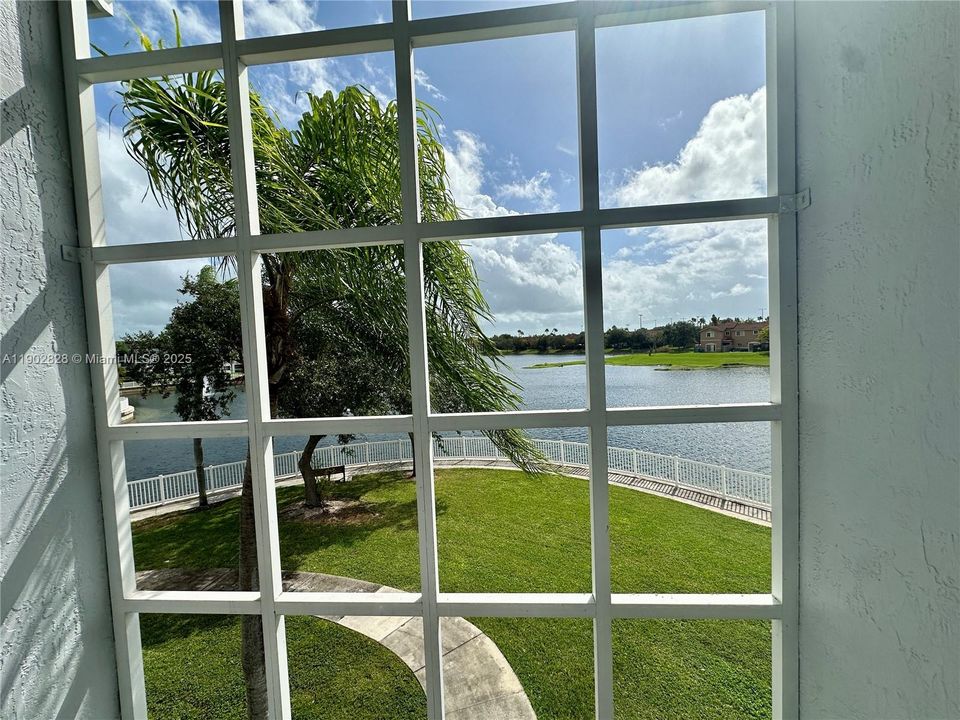 合同活跃: $239,900 (2 贝兹, 2 浴室, 1113 平方英尺)