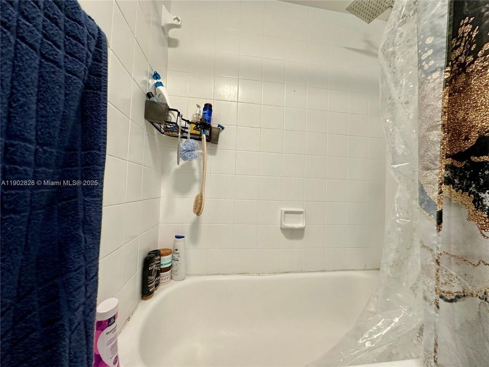 合同活跃: $239,900 (2 贝兹, 2 浴室, 1113 平方英尺)