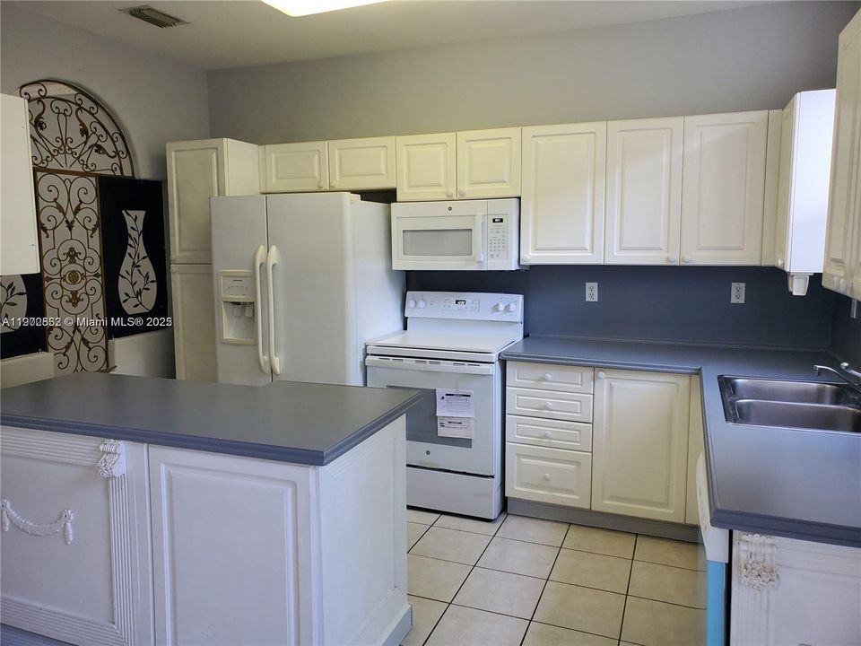 Active With Contract: $3,000 (3 beds, 3 baths, 1460 Square Feet)