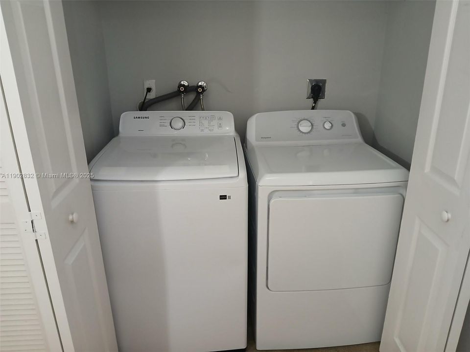 Active With Contract: $3,000 (3 beds, 3 baths, 1460 Square Feet)