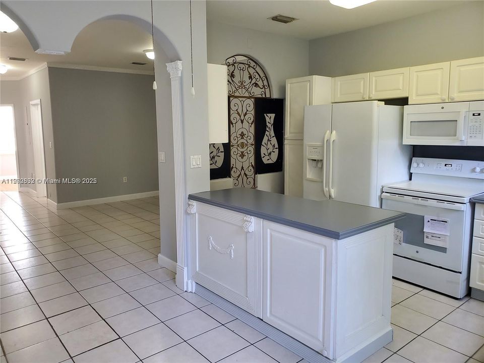 Active With Contract: $3,000 (3 beds, 3 baths, 1460 Square Feet)