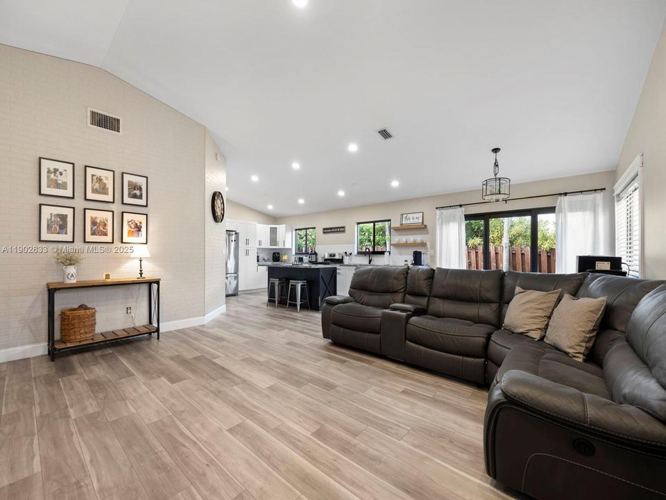 最近售出: $619,000 (3 贝兹, 2 浴室, 1449 平方英尺)