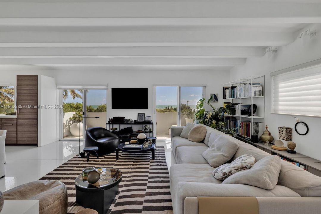 Recently Sold: $1,150,000 (1 beds, 2 baths, 902 Square Feet)