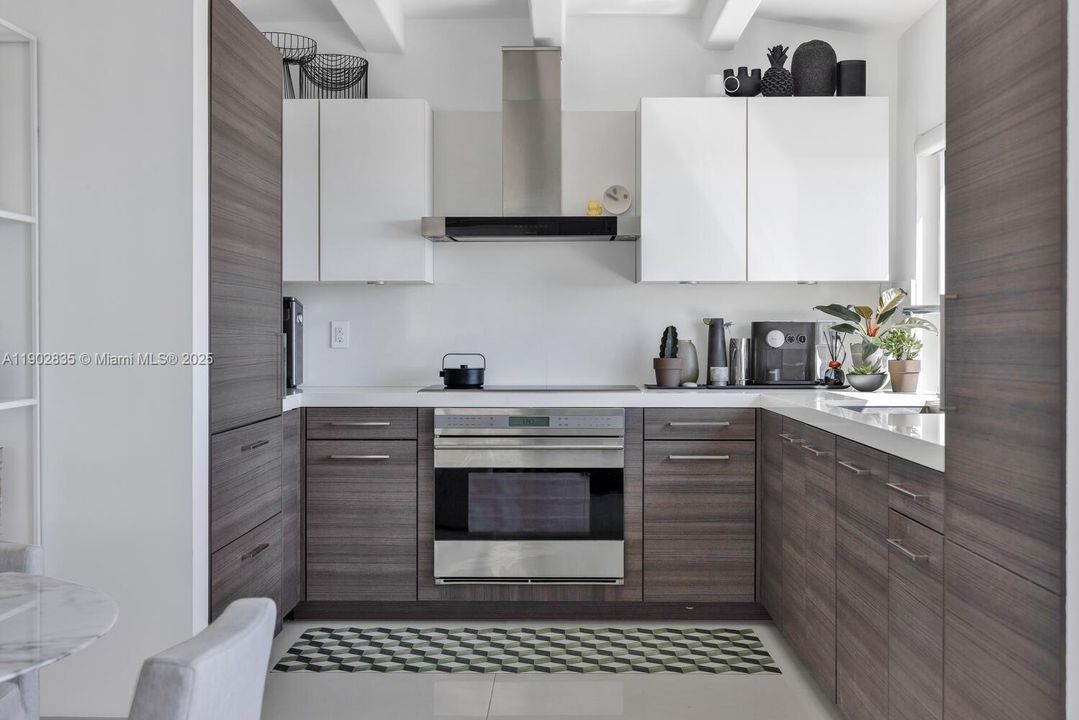 Recently Sold: $1,150,000 (1 beds, 2 baths, 902 Square Feet)