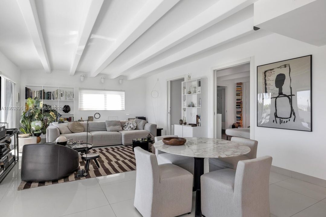 Recently Sold: $1,150,000 (1 beds, 2 baths, 902 Square Feet)