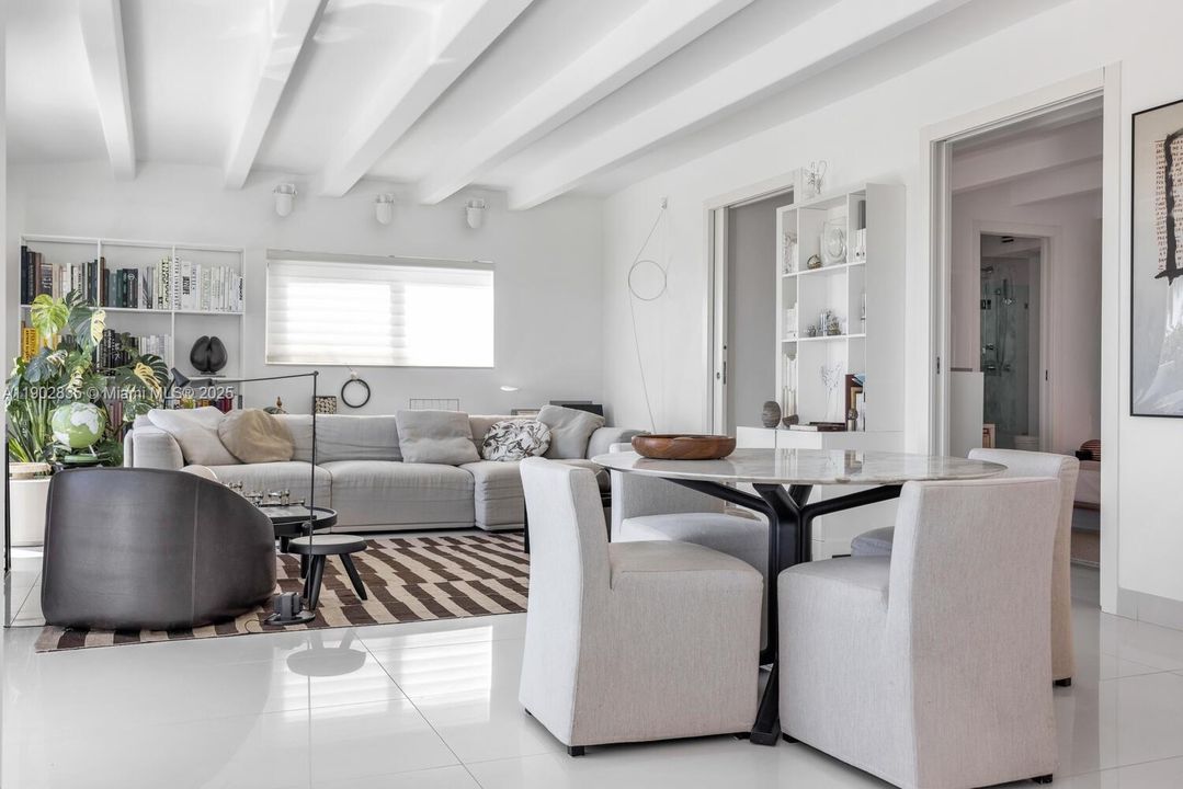 Recently Sold: $1,150,000 (1 beds, 2 baths, 902 Square Feet)