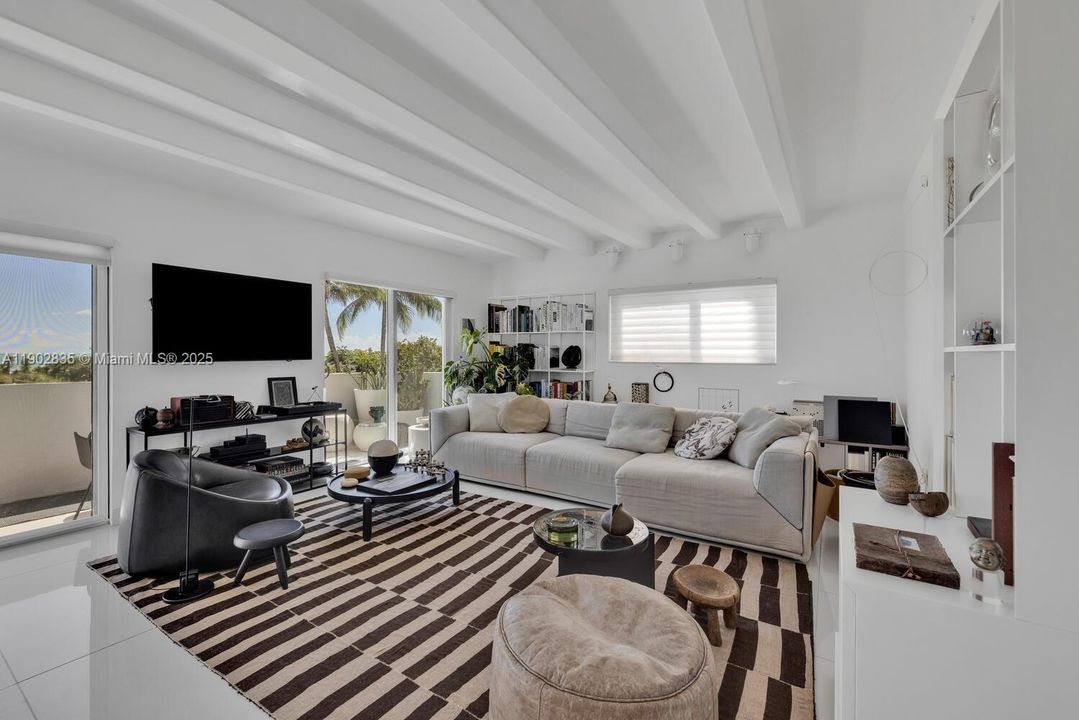 Recently Sold: $1,150,000 (1 beds, 2 baths, 902 Square Feet)