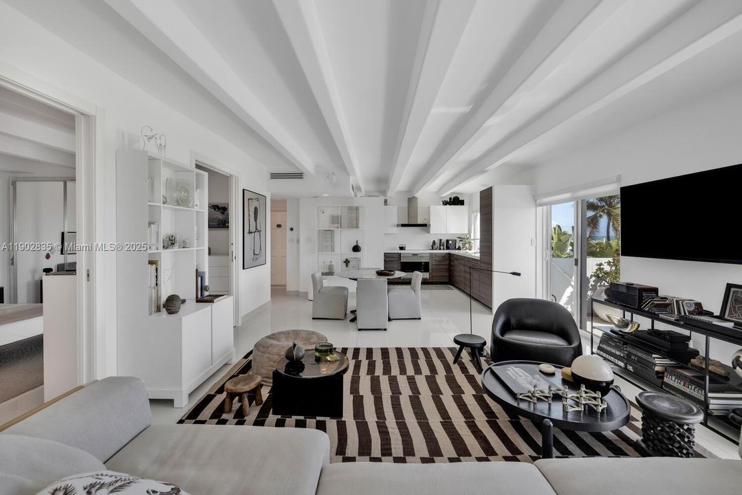 Recently Sold: $1,150,000 (1 beds, 2 baths, 902 Square Feet)