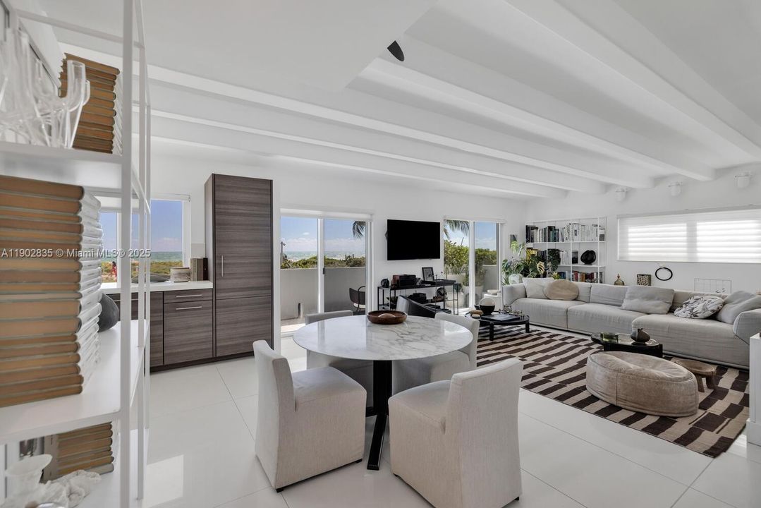 Recently Sold: $1,150,000 (1 beds, 2 baths, 902 Square Feet)