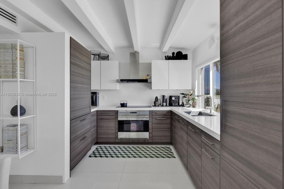 Recently Sold: $1,150,000 (1 beds, 2 baths, 902 Square Feet)