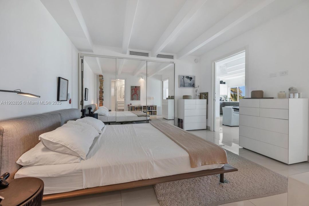 Recently Sold: $1,150,000 (1 beds, 2 baths, 902 Square Feet)