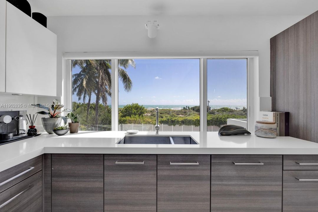 Recently Sold: $1,150,000 (1 beds, 2 baths, 902 Square Feet)