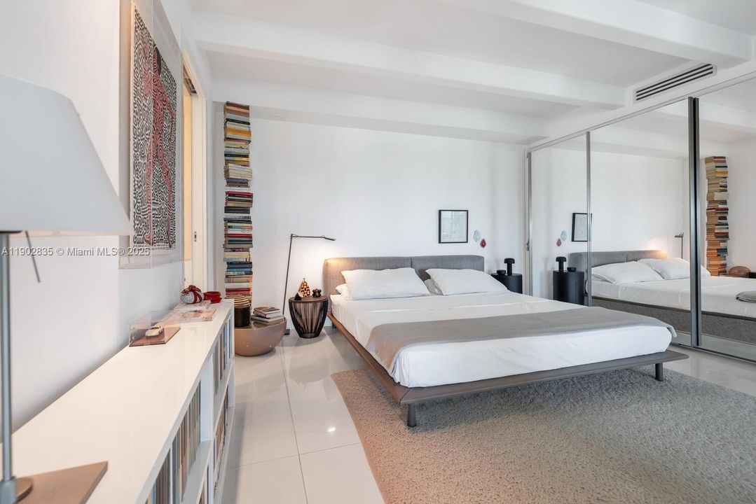 Recently Sold: $1,150,000 (1 beds, 2 baths, 902 Square Feet)