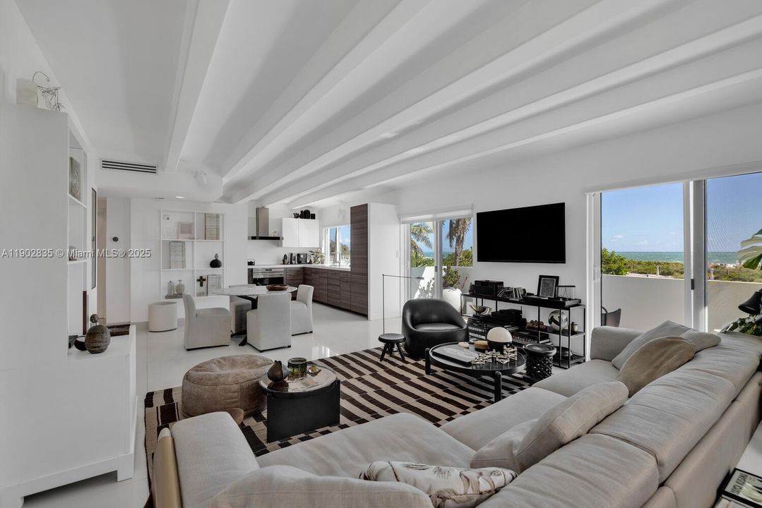 Recently Sold: $1,150,000 (1 beds, 2 baths, 902 Square Feet)