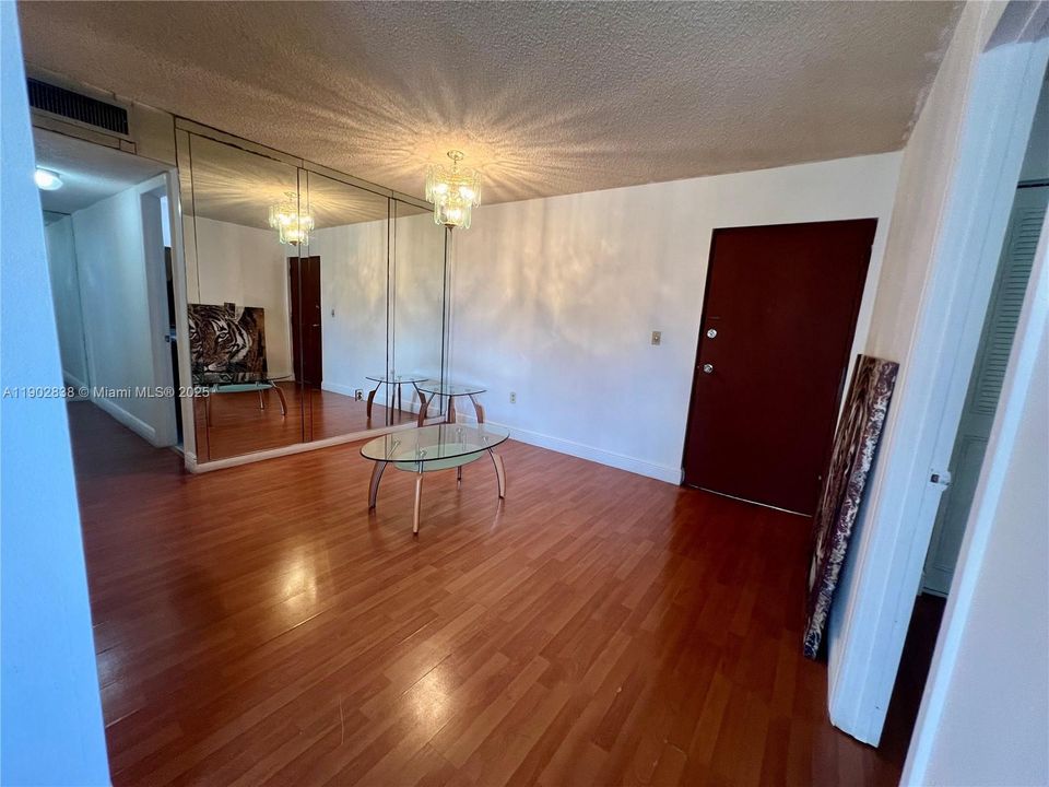 Recently Sold: $285,000 (3 beds, 2 baths, 1086 Square Feet)