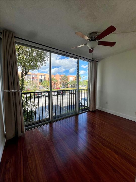 Recently Sold: $285,000 (3 beds, 2 baths, 1086 Square Feet)