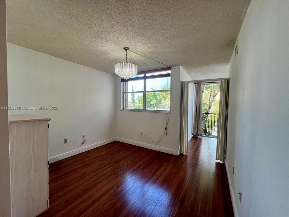 Recently Sold: $285,000 (3 beds, 2 baths, 1086 Square Feet)