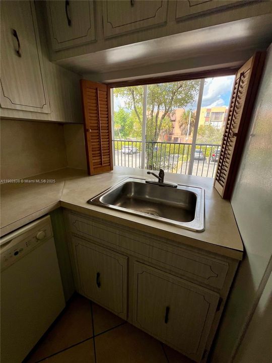 Recently Sold: $285,000 (3 beds, 2 baths, 1086 Square Feet)