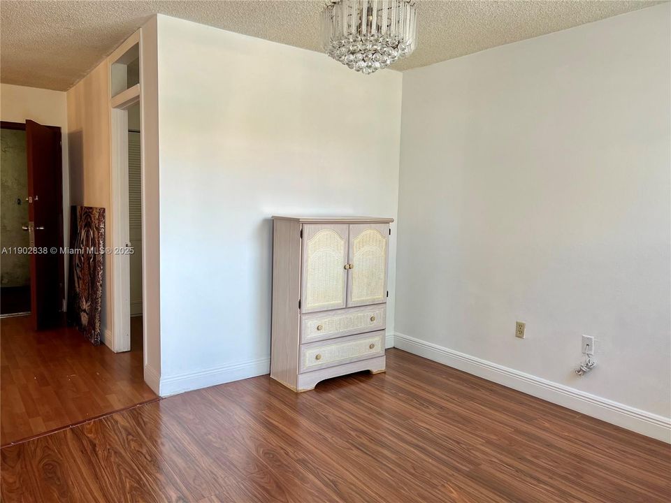 Recently Sold: $285,000 (3 beds, 2 baths, 1086 Square Feet)