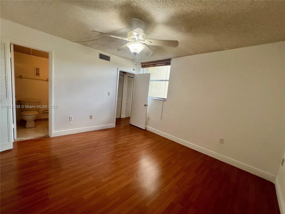 Recently Sold: $285,000 (3 beds, 2 baths, 1086 Square Feet)