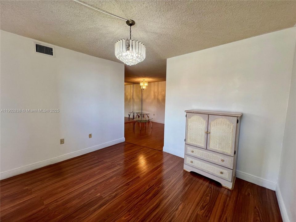 Recently Sold: $285,000 (3 beds, 2 baths, 1086 Square Feet)