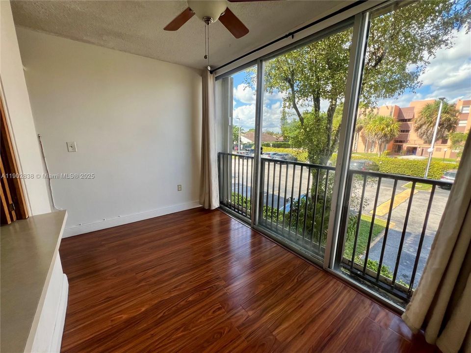 Recently Sold: $285,000 (3 beds, 2 baths, 1086 Square Feet)