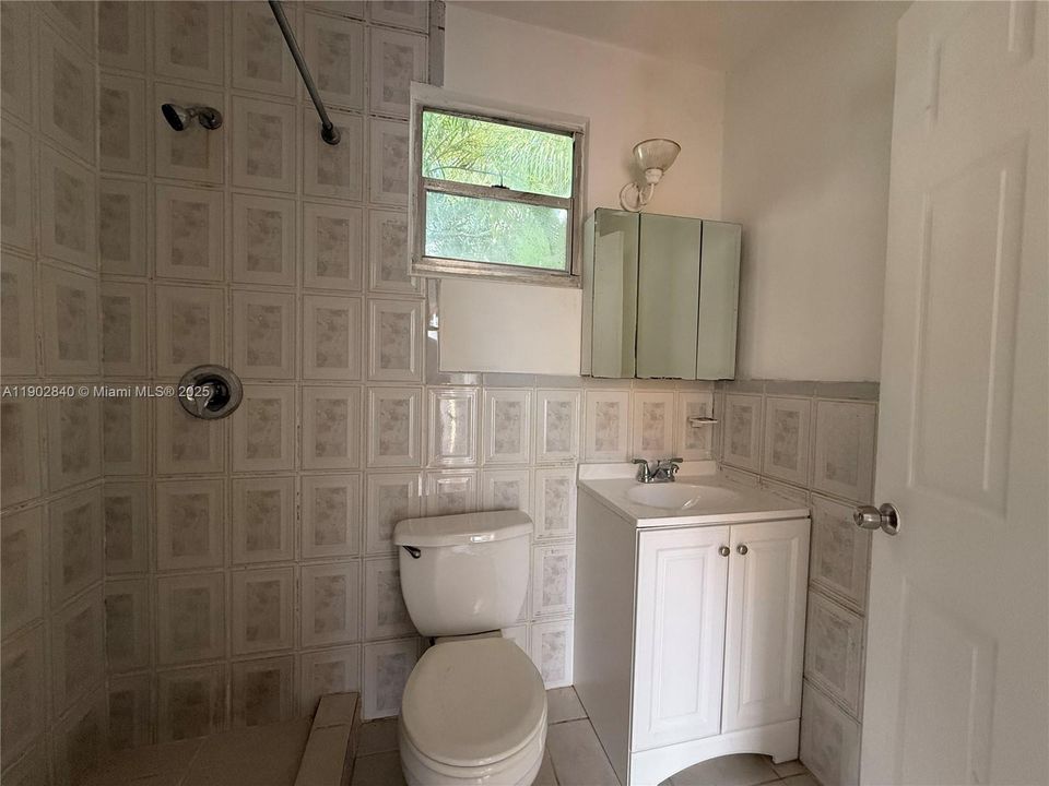 合同活跃: $1,800 (2 贝兹, 1 浴室, 900 平方英尺)