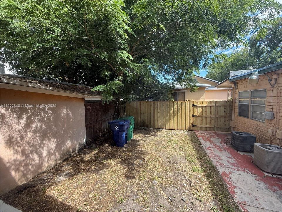 合同活跃: $1,800 (2 贝兹, 1 浴室, 900 平方英尺)