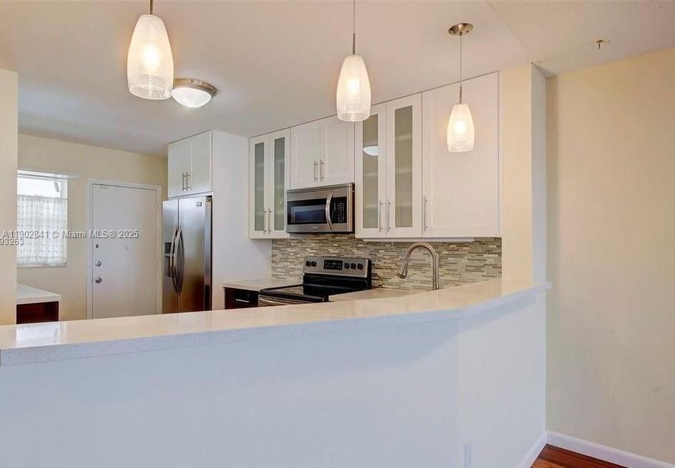 For Rent: $1,900 (1 beds, 1 baths, 1036 Square Feet)