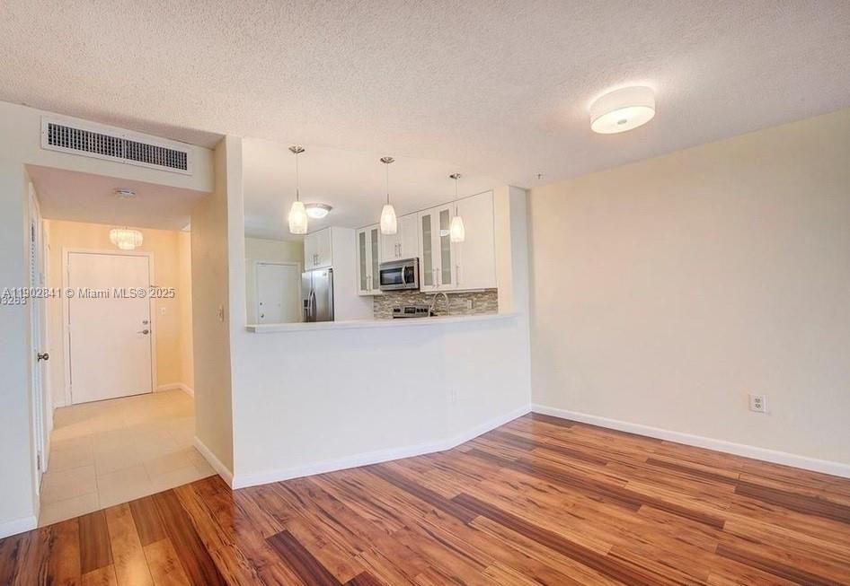 For Rent: $1,900 (1 beds, 1 baths, 1036 Square Feet)