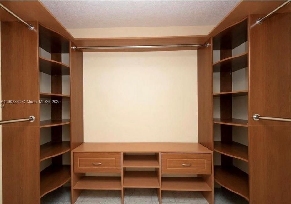 For Rent: $1,900 (1 beds, 1 baths, 1036 Square Feet)