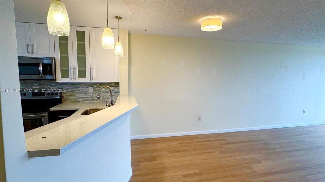 For Rent: $1,900 (1 beds, 1 baths, 1036 Square Feet)