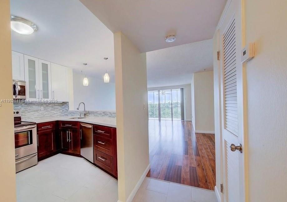 For Rent: $1,900 (1 beds, 1 baths, 1036 Square Feet)