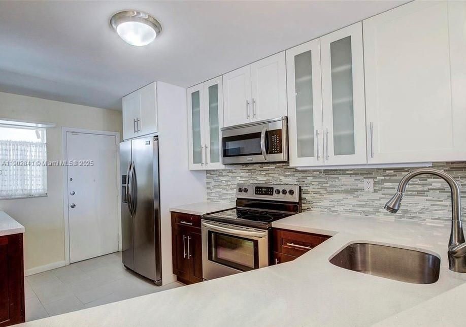 For Rent: $1,900 (1 beds, 1 baths, 1036 Square Feet)