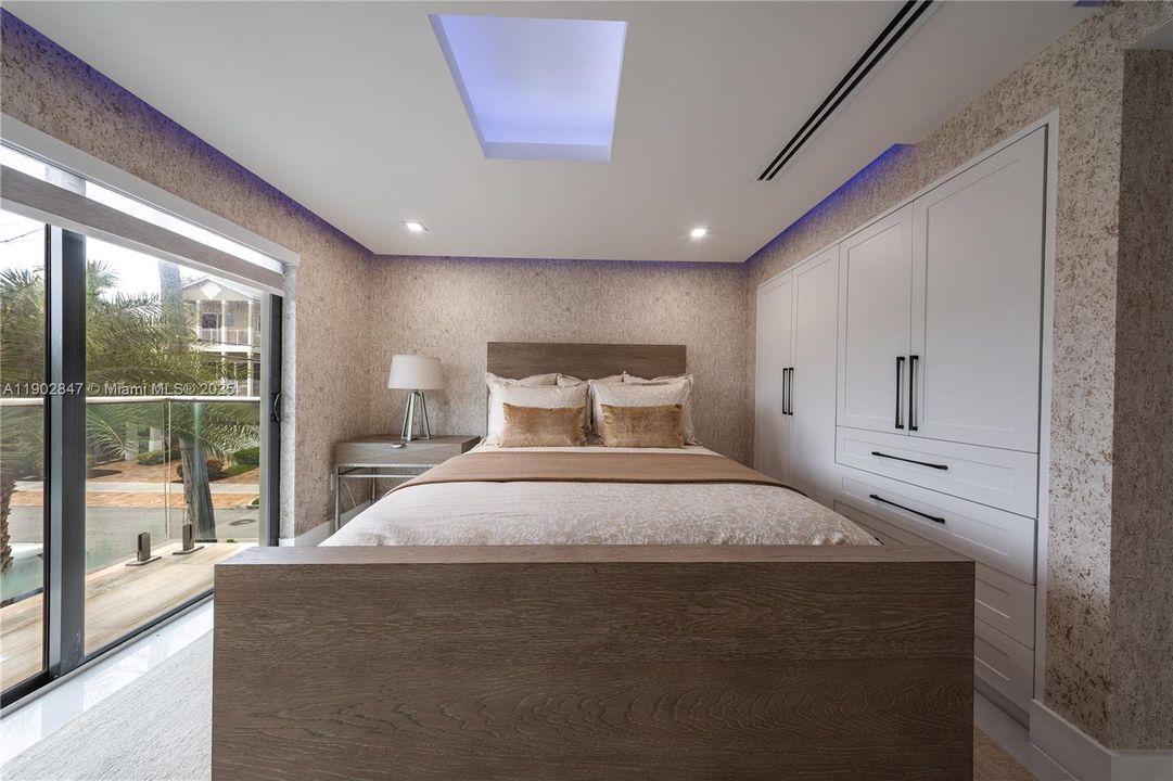 For Sale: $3,195,000 (5 beds, 3 baths, 2373 Square Feet)