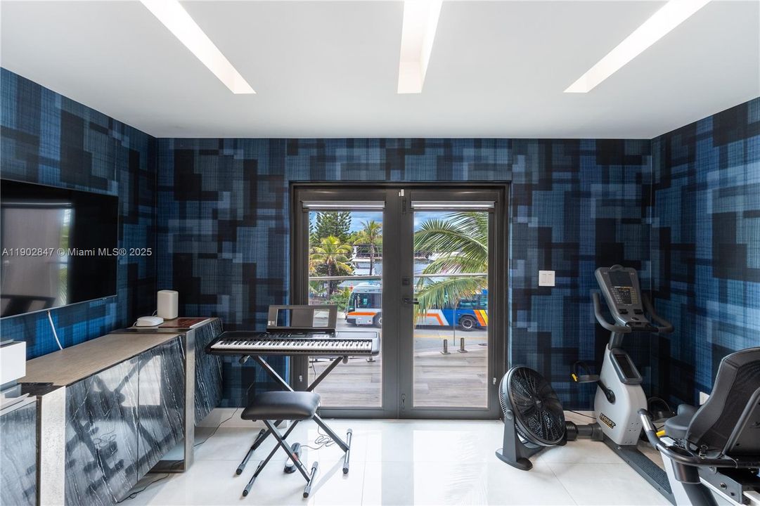 For Sale: $3,195,000 (5 beds, 3 baths, 2373 Square Feet)